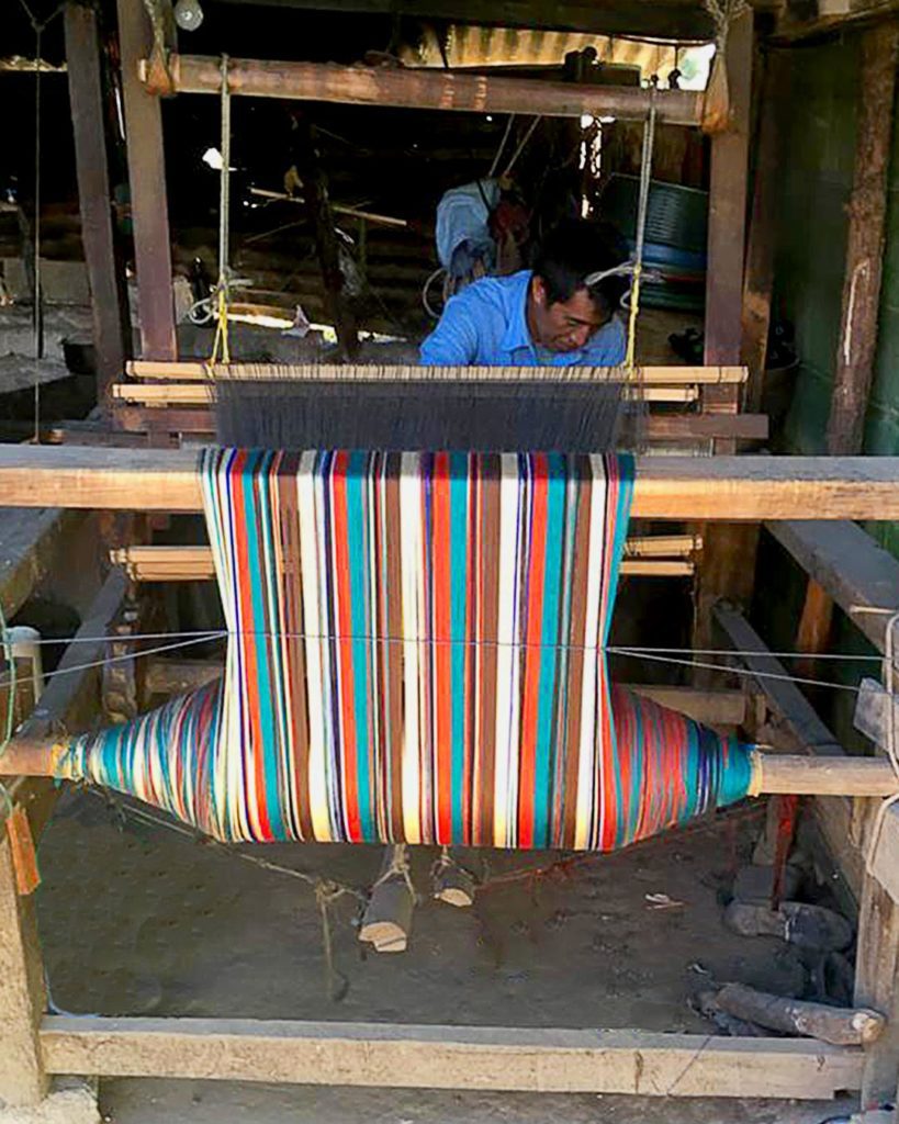 Mayan wooden looms - Crafstmen weaving hammock fabric