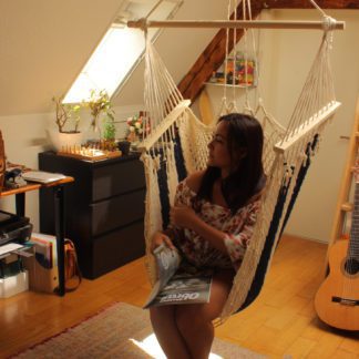 hanging-chair 3 woods - drinking wine