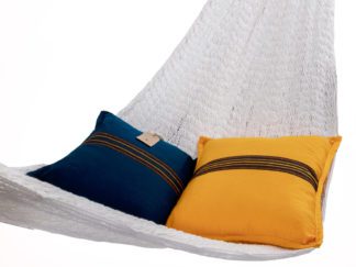 2 coussins / oreillers tissu maya - tissé à la main - sur hamac en filet blanc - studio