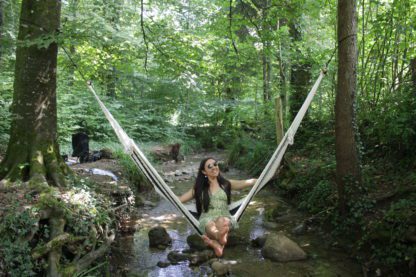 Hängematte mit schwarze Linie, handgewebt. Schweiz 2023. Maddie Beine hoch.