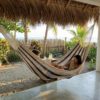 Grand-Hamac-beige-et-bleu-sous-pergola