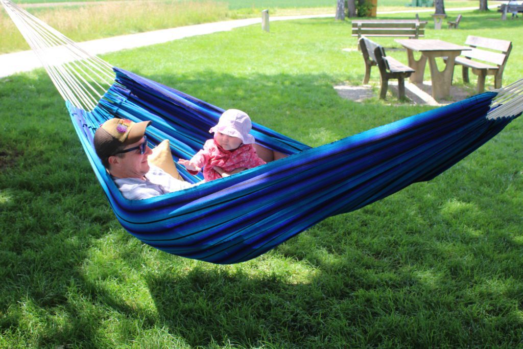 Luna et Fred - banc derrière pédestre toile hamc bleu rivière dübendorf