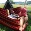 Luna et Marta - hamac tons brun montagne derrière Dübendorf