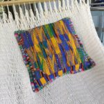 Kissenbezug - Maya-Huipil (handgewebt) - Gelb-blau mit Blumenstickerei