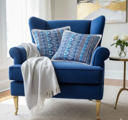 Coussin huipil birds sur sofa bleu