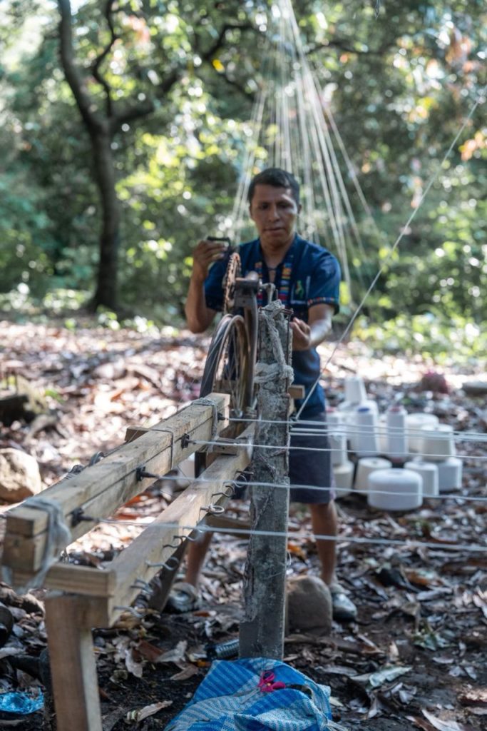 machine à pédales pour torsader les fils